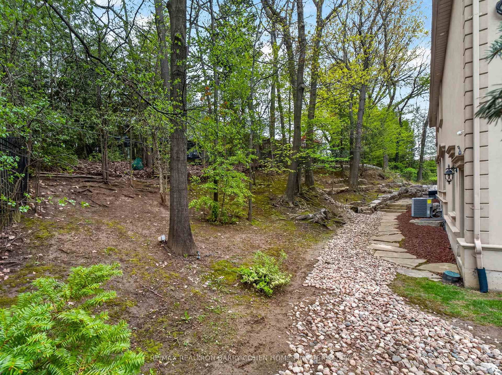 3 Legacy Crt, Toronto — 42