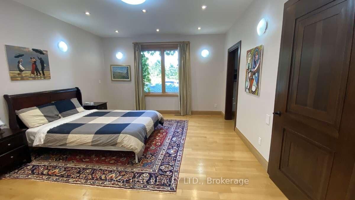 98 Burbank Dr, Toronto — 32
