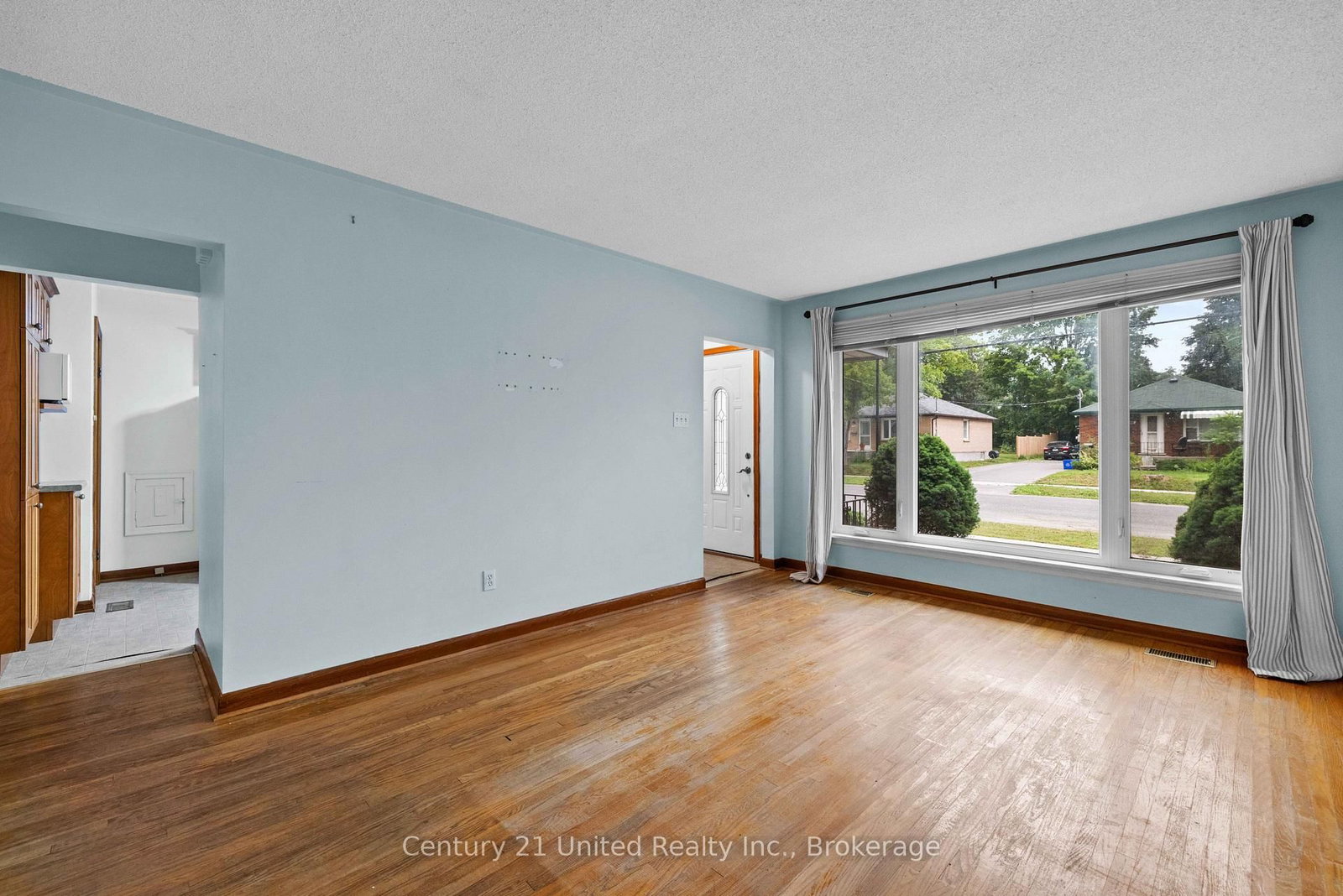 377 Chesterfield Ave, Peterborough — 2